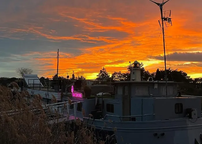 Sejour Atypique Et Insolite Sur Notre Peniche La Coradine Avec Grand Spa